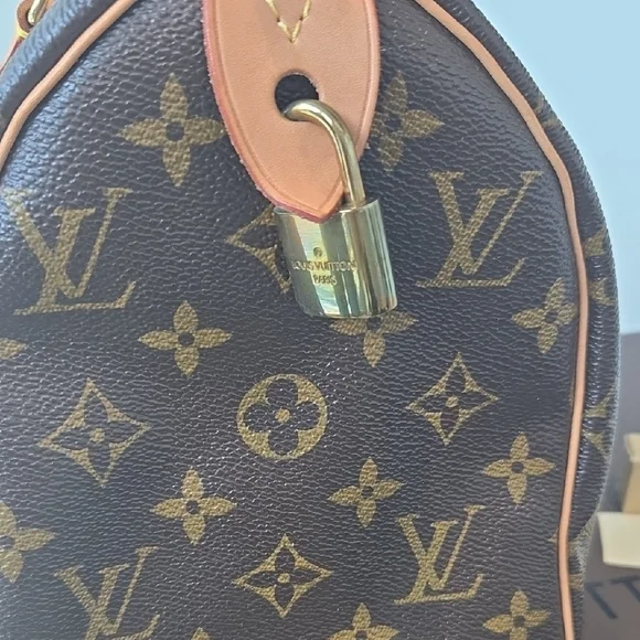 Louis Vuitton Speedy 25 with keys, box & dust bag.  Excellent Condition! - Picture 4 of 16